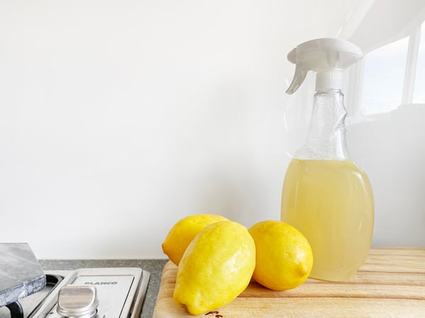 Vinegar cleaning solution with lemon